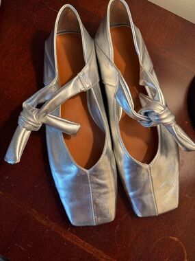 Metallic Silver Knot-Detail Women’s Flats (9, fit like 8.5)